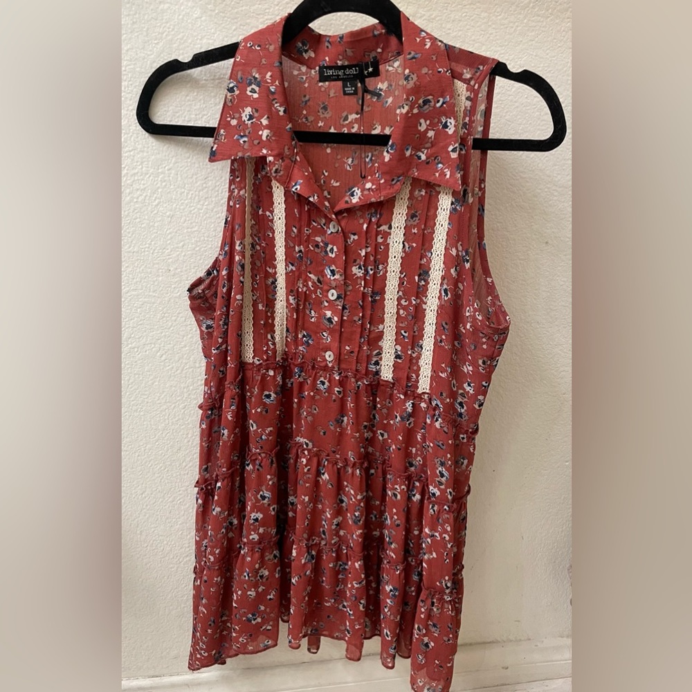 Pretty sleeveless burnt orange floral blouse with lace detail